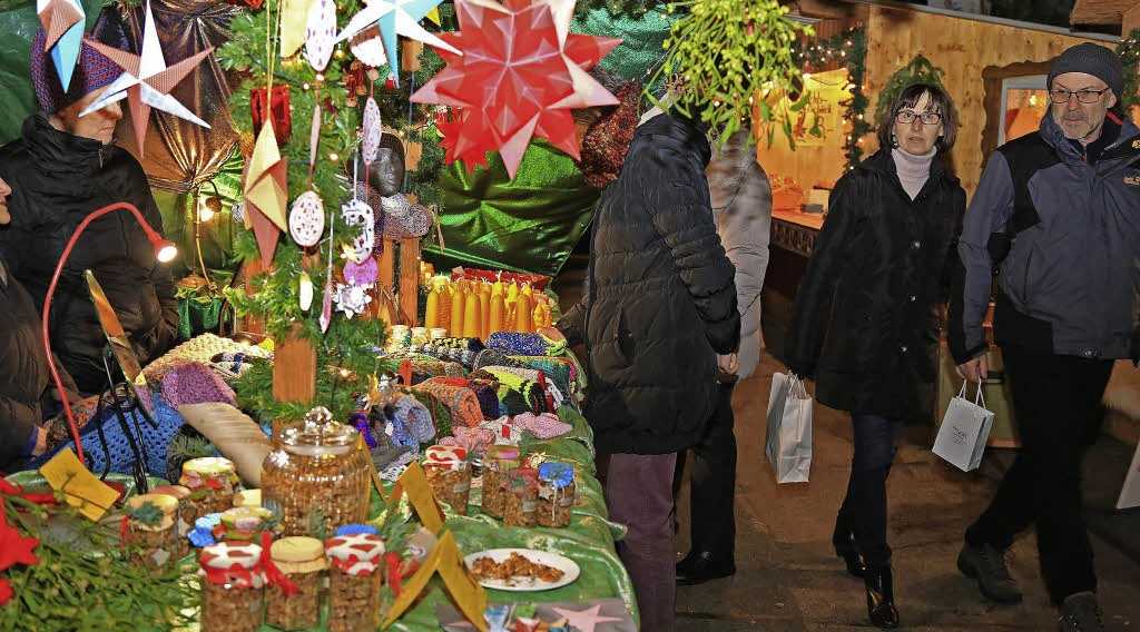 Weihnachtsmarktstand mit Sternen, Tannengrün und Marmeladengläsern