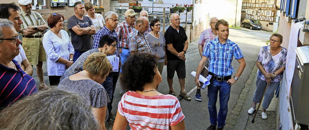 Besucherinnen und Besucher bei einer Führung auf einer Dorfstraße