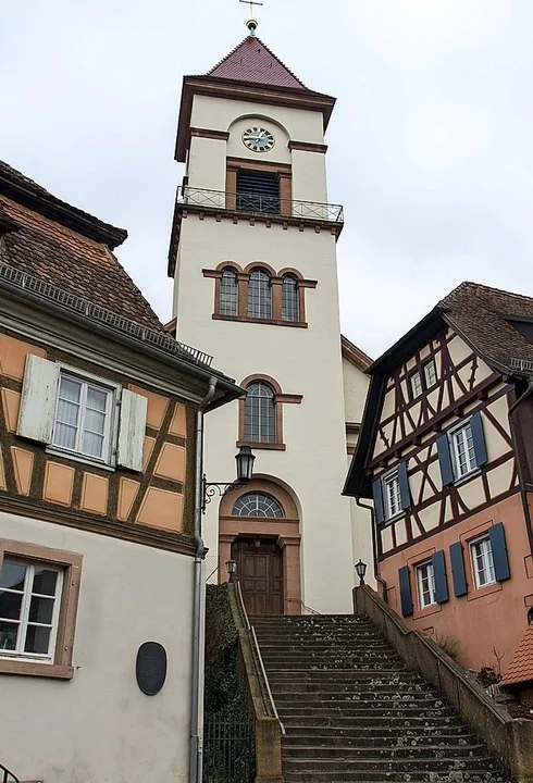 Kirchturm zwischen Fachwerkhäusern im Ortskern
