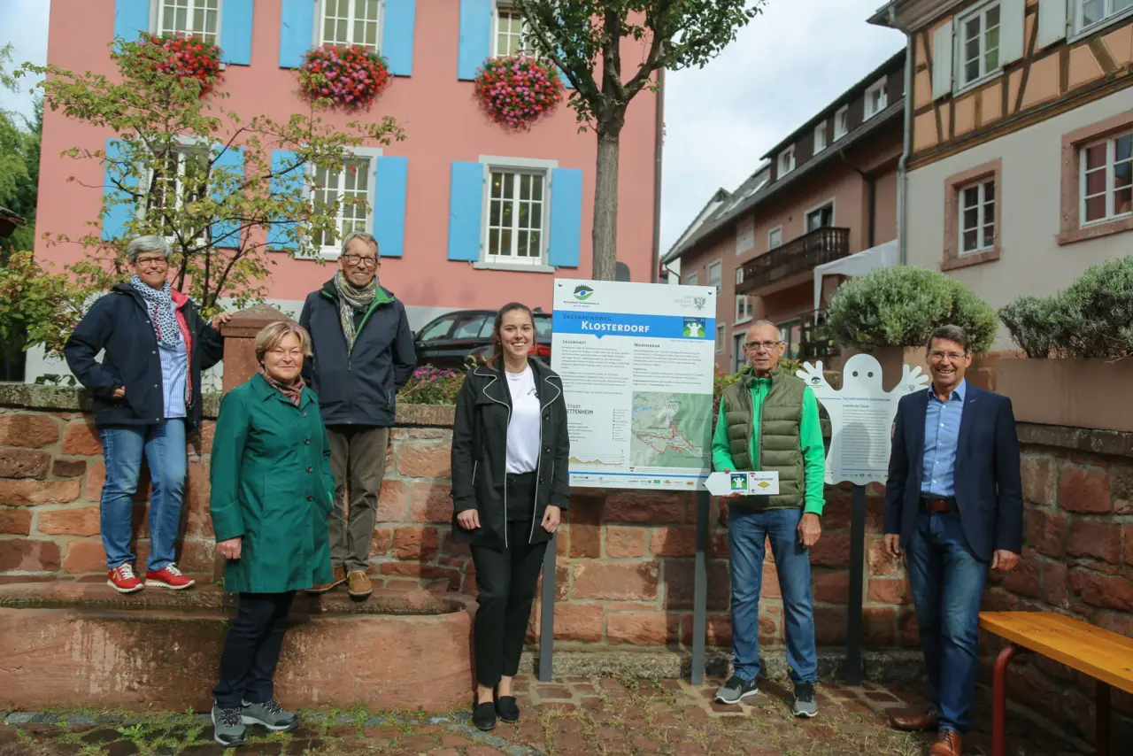 Sechs Personen vor der neuen Informationstafel des Mythenwanderwegs