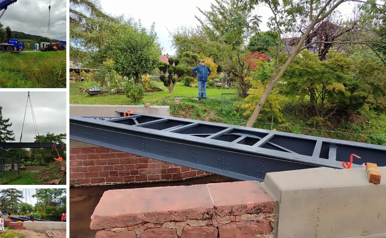 Neue Stahlbrücke über einen Bach vor einem Garten, links drei kleine Baustellenfotos