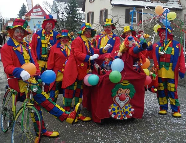 Als Clowns verkleidete Fasentsgruppe in bunten Kostümen mit Luftballons