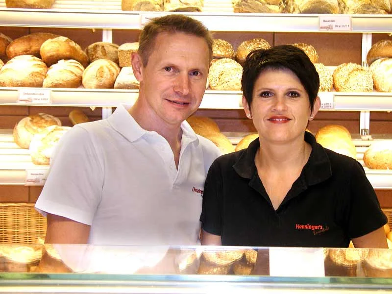 Mann und Frau hinter einer Theke mit frischem Brot
