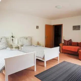 Zimmer mit zwei Betten und einem Sofa