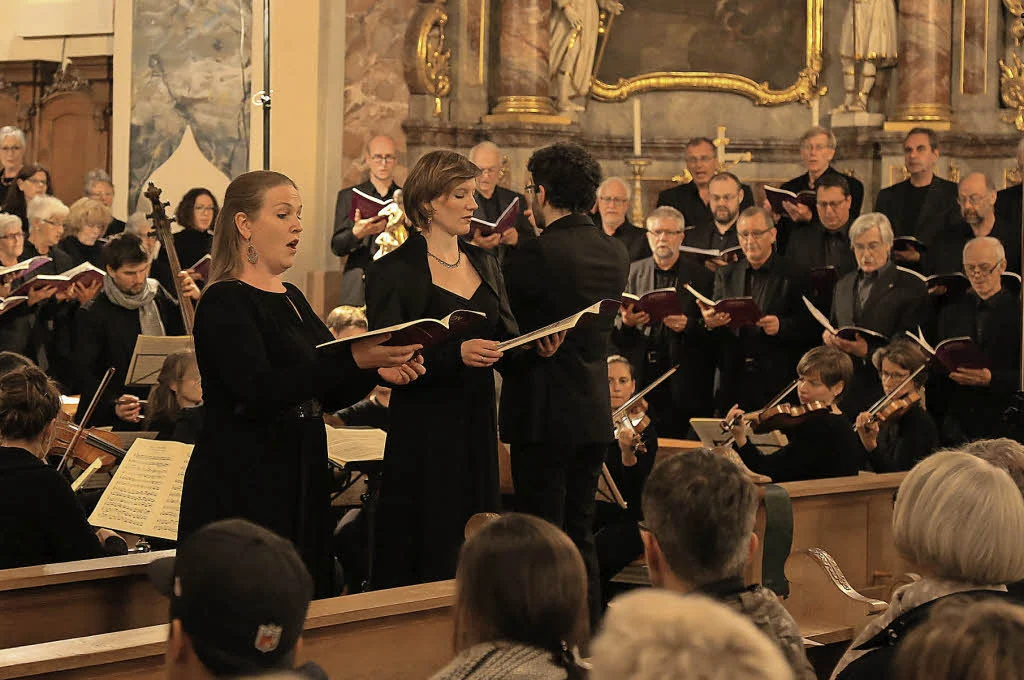 Chor und Orchester mit Solistinnen und Solisten in einer Kirche