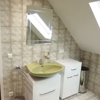 Waschbecken mit Spiegel und Dachfenster im Badezimmer