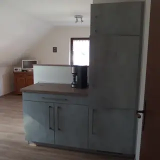 Küchenzeile mit Kaffeemaschine in einer Dachgeschosswohnung
