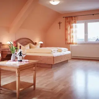 Hotelzimmer mit Doppelbett, Sitzecke und Tisch
