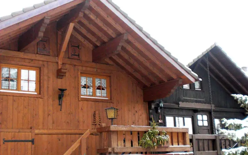 Holzhaus mit Balkon und Satteldach