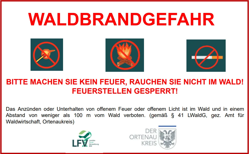 Hinweisschild „Waldbrandgefahr“: kein Feuer machen, nicht im Wald rauchen, Feuerstellen gesperrt