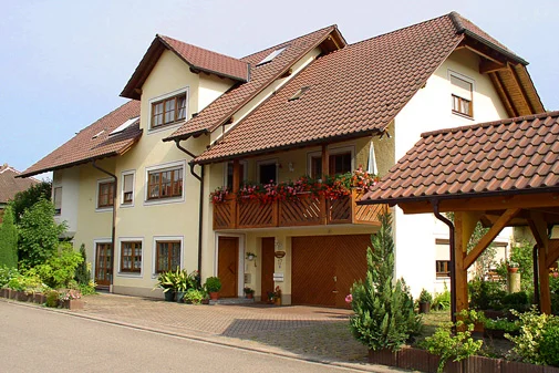 Mehrfamilienhaus mit Balkon und Garage