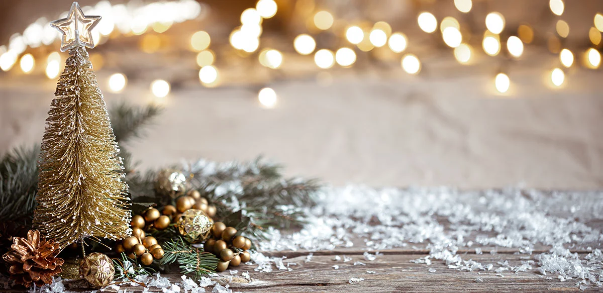 Weihnachtliche Dekoration mit Lichterkette und goldenen Kugeln